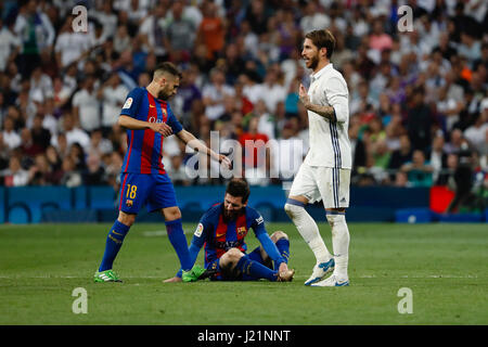 Cristiano Ronaldo Dos Santos (7) Real Madrids Spieler erhält eine rote Karte Lionel Andrés Messi (10) FC Barcelona Spieler. La Liga zwischen Real Madrid Vs FC Barcelona im Santiago Bernabeu Stadion in Madrid, Spanien, 23. April 2017. Stockfoto