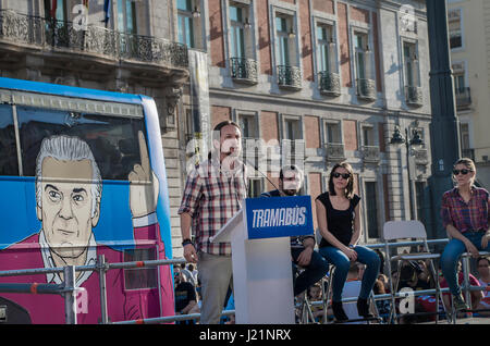 Madrid, Spanien. 23. April 2017. Die spanische Linkspartei Podemos, angeführt von Pablo Iglesias, überall in der Hauptstadt Madrid, in einem blauen Bus schon nennen sie die "Tramabus" mit den wichtigsten politischen Gesichtern, die engagierten Korruption in den letzten Jahrzehnten haben gemalt. Sie sind Korruption in die spanische Regierung nach der Festnahme von mehreren Politik letzte Woche die Schuld für Betrug begehen und Bündelung der Kräfte mit großen Bussiness Unternehmen angeprangert. Bildnachweis: Lora Grigorova/Alamy Live-Nachrichten Stockfoto