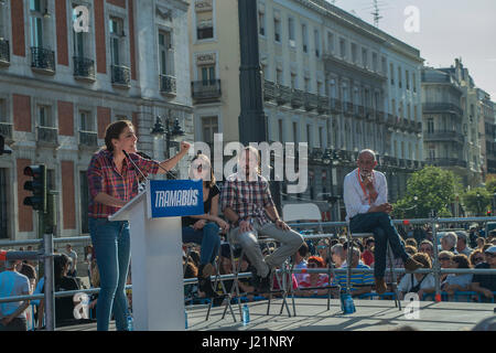 Madrid, Spanien. 23. April 2017. Die spanische Linkspartei Podemos, angeführt von Pablo Iglesias, überall in der Hauptstadt Madrid, in einem blauen Bus schon nennen sie die "Tramabus" mit den wichtigsten politischen Gesichtern, die engagierten Korruption in den letzten Jahrzehnten haben gemalt. Sie sind Korruption in die spanische Regierung nach der Festnahme von mehreren Politik letzte Woche die Schuld für Betrug begehen und Bündelung der Kräfte mit großen Bussiness Unternehmen angeprangert. Bildnachweis: Lora Grigorova/Alamy Live-Nachrichten Stockfoto