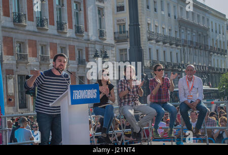 Madrid, Spanien. 23. April 2017. Die spanische Linkspartei Podemos, angeführt von Pablo Iglesias, überall in der Hauptstadt Madrid, in einem blauen Bus schon nennen sie die "Tramabus" mit den wichtigsten politischen Gesichtern, die engagierten Korruption in den letzten Jahrzehnten haben gemalt. Sie sind Korruption in die spanische Regierung nach der Festnahme von mehreren Politik letzte Woche die Schuld für Betrug begehen und Bündelung der Kräfte mit großen Bussiness Unternehmen angeprangert. Bildnachweis: Lora Grigorova/Alamy Live-Nachrichten Stockfoto