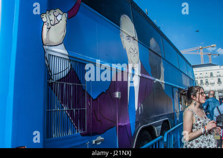 Madrid, Spanien. 23. April 2017. Treffen der Podemos mit Pablo Iglesias mit el Tramabus eine blaue Bus, die in Madrid Stadt und im Bus seine ziehen eine unterschiedliche Politik Zeichen mit Korruptionsvorwürfen Credit zirkulieren: Alberto Sibaja Ramírez/Alamy Live News Stockfoto