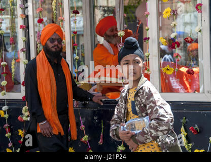 Patrizia Cortellessa, 23. April 2017, Rom - Musik, Lieder, Farben. Die Sikh-Gemeinde in Rom Vaisakhi, feiert den Frühling mit einer Prozession (Nagar Kirtan) aus dem multiethnischen Bezirk Vittorio Platz Foto: Cronos/Patrizia Cortellessa Stockfoto