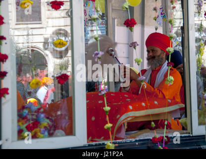 Patrizia Cortellessa, 23. April 2017, Rom - Musik, Lieder, Farben. Die Sikh-Gemeinde in Rom Vaisakhi, feiert den Frühling mit einer Prozession (Nagar Kirtan) aus dem multiethnischen Bezirk Vittorio Platz Foto: Cronos/Patrizia Cortellessa Stockfoto