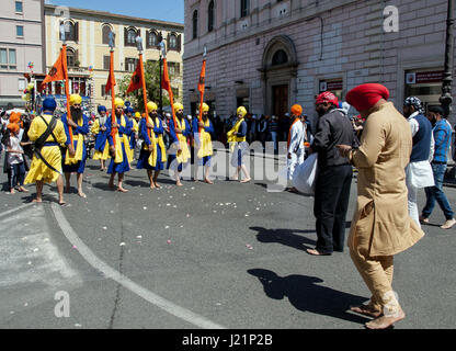 Patrizia Cortellessa, 23. April 2017, Rom - Musik, Lieder, Farben. Die Sikh-Gemeinde in Rom Vaisakhi, feiert den Frühling mit einer Prozession (Nagar Kirtan) aus dem multiethnischen Bezirk Vittorio Platz Foto: Cronos/Patrizia Cortellessa Stockfoto