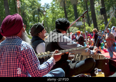 Patrizia Cortellessa, 23. April 2017, Rom - Musik, Lieder, Farben. Die Sikh-Gemeinde in Rom Vaisakhi, feiert den Frühling mit einer Prozession (Nagar Kirtan) aus dem multiethnischen Bezirk Vittorio Platz Foto: Cronos/Patrizia Cortellessa Stockfoto