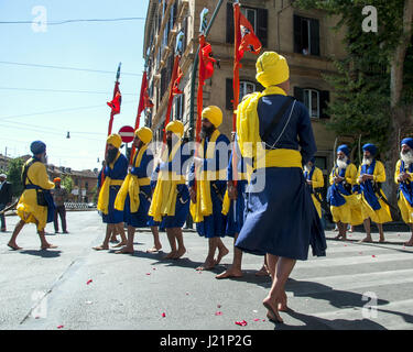 Patrizia Cortellessa, 23. April 2017, Rom - Musik, Lieder, Farben. Die Sikh-Gemeinde in Rom Vaisakhi, feiert den Frühling mit einer Prozession (Nagar Kirtan) aus dem multiethnischen Bezirk Vittorio Platz Foto: Cronos/Patrizia Cortellessa Stockfoto