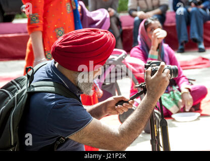 Patrizia Cortellessa, 23. April 2017, Rom - Musik, Lieder, Farben. Die Sikh-Gemeinde in Rom Vaisakhi, feiert den Frühling mit einer Prozession (Nagar Kirtan) aus dem multiethnischen Bezirk Vittorio Platz Foto: Cronos/Patrizia Cortellessa Stockfoto