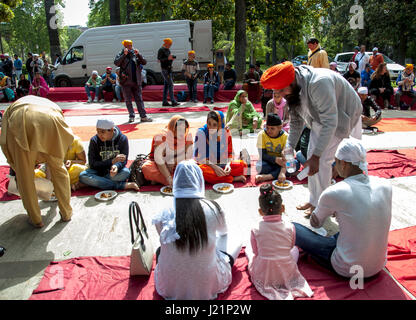 Patrizia Cortellessa, 23. April 2017, Rom - Musik, Lieder, Farben. Die Sikh-Gemeinde in Rom Vaisakhi, feiert den Frühling mit einer Prozession (Nagar Kirtan) aus dem multiethnischen Bezirk Vittorio Platz Foto: Cronos/Patrizia Cortellessa Stockfoto