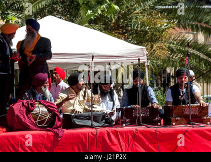 Patrizia Cortellessa, 23. April 2017, Rom - Musik, Lieder, Farben. Die Sikh-Gemeinde in Rom Vaisakhi, feiert den Frühling mit einer Prozession (Nagar Kirtan) aus dem multiethnischen Bezirk Vittorio Platz Foto: Cronos/Patrizia Cortellessa Stockfoto