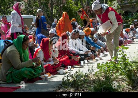 Patrizia Cortellessa, 23. April 2017, Rom - Musik, Lieder, Farben. Die Sikh-Gemeinde in Rom Vaisakhi, feiert den Frühling mit einer Prozession (Nagar Kirtan) aus dem multiethnischen Bezirk Vittorio Platz Foto: Cronos/Patrizia Cortellessa Stockfoto