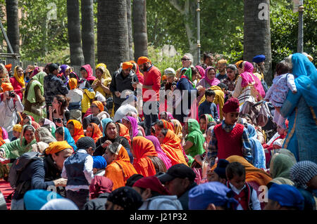 Patrizia Cortellessa, 23. April 2017, Rom - Musik, Lieder, Farben. Die Sikh-Gemeinde in Rom Vaisakhi, feiert den Frühling mit einer Prozession (Nagar Kirtan) aus dem multiethnischen Bezirk Vittorio Platz Foto: Cronos/Patrizia Cortellessa Stockfoto