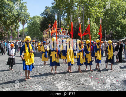 Patrizia Cortellessa, 23. April 2017, Rom - Musik, Lieder, Farben. Die Sikh-Gemeinde in Rom Vaisakhi, feiert den Frühling mit einer Prozession (Nagar Kirtan) aus dem multiethnischen Bezirk Vittorio Platz Foto: Cronos/Patrizia Cortellessa Stockfoto