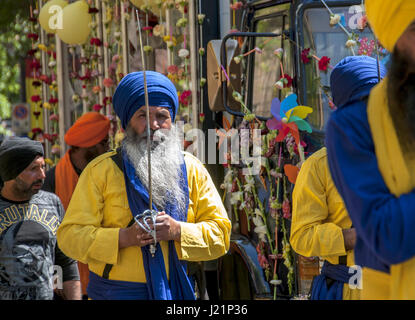 Patrizia Cortellessa, 23. April 2017, Rom - Musik, Lieder, Farben. Die Sikh-Gemeinde in Rom Vaisakhi, feiert den Frühling mit einer Prozession (Nagar Kirtan) aus dem multiethnischen Bezirk Vittorio Platz Foto: Cronos/Patrizia Cortellessa Stockfoto