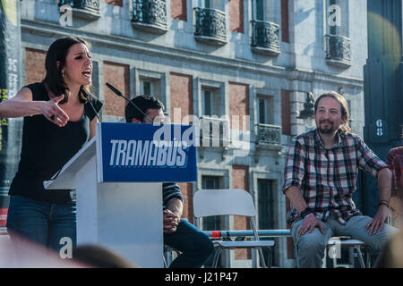 Madrid, Spanien. 23. April 2017. Treffen der Podemos mit Pablo Iglesias mit el Tramabus eine blaue Bus, die in Madrid Stadt und im Bus seine ziehen eine unterschiedliche Politik Zeichen mit Korruptionsvorwürfen Credit zirkulieren: Alberto Sibaja Ramírez/Alamy Live News Stockfoto