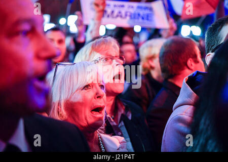 Henin-Beaumont, Frankreich. 23. April 2017. Marine Le Pen Fans feiern bei einer Kundgebung nach der ersten Runde der französischen Präsidentschaftswahlen in Henin-Beaumont, Frankreich am 23. April 2017.  Gemäßigten Kandidaten und ehemaliger Minister für Wirtschaft Emmanuel Macron und rechtsextremen Kandidaten Marine Le Pen am Sonntag siegte in der ersten Runde der französischen Präsidentschaftswahlen, nach den Prognosen von Polling-Agenturen und offizielle Teilergebnisse. Bildnachweis: Xinhua/Alamy Live-Nachrichten Stockfoto