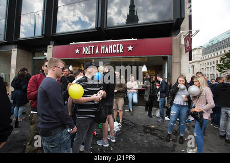 Junge Menschen auf den Straßen von London unter legal Highs, schnüffeln Lachgas eingeatmet in Ballons, Tower Bridge, London, Großbritannien Stockfoto