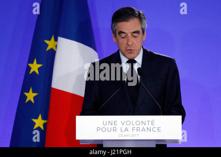 Paris, französische Präsidentenwahl in Paris. 23. April 2017. Francois Fillon, Präsidentschaftskandidat der Republikaner (Les Republikaner) Partei, hält eine Rede auf einer Kundgebung nach der ersten Runde der französischen Präsidentschaftswahlen in Paris, Frankreich am 23. April 2017. Rechten konservativen Kandidaten und ehemaliger Ministerpräsident Francois Fillon kassiert Niederlage Sonntagabend, und geschworen, für Macron Stimmen in der Stichwahl am 7. Mai. Bildnachweis: Nicolas Zeitoun/Xinhua/Alamy Live-Nachrichten Stockfoto