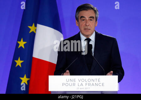 Paris, französische Präsidentenwahl in Paris. 23. April 2017. Francois Fillon, Präsidentschaftskandidat der Republikaner (Les Republikaner) Partei, hält eine Rede auf einer Kundgebung nach der ersten Runde der französischen Präsidentschaftswahlen in Paris, Frankreich am 23. April 2017. Rechten konservativen Kandidaten und ehemaliger Ministerpräsident Francois Fillon kassiert Niederlage Sonntagabend, und geschworen, für Macron Stimmen in der Stichwahl am 7. Mai. Bildnachweis: Nicolas Zeitoun/Xinhua/Alamy Live-Nachrichten Stockfoto