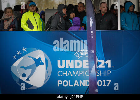 Bydgoszcz, Polen. 23. April 2017. Ein Tour-Bus zur Förderung der kommenden u-21 UEFA Fußball-Europameisterschaft wird auf der Mühle Insel gesehen. Im Juli wird eine der wichtigsten Städte Gastgeber des Turniers Bydgoszcz. Bildnachweis: Jaap Aires/Alamy Live-Nachrichten Stockfoto