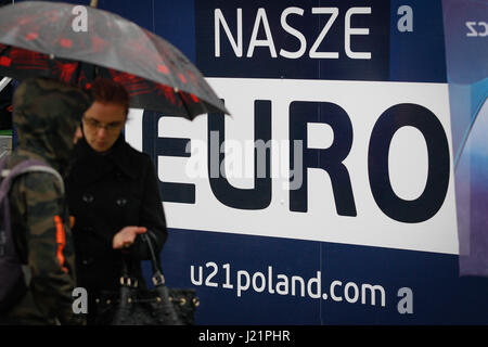 Bydgoszcz, Polen. 23. April 2017. Ein Tour-Bus zur Förderung der kommenden u-21 UEFA Fußball-Europameisterschaft wird auf der Mühle Insel gesehen. Im Juli wird eine der wichtigsten Städte Gastgeber des Turniers Bydgoszcz. Bildnachweis: Jaap Aires/Alamy Live-Nachrichten Stockfoto