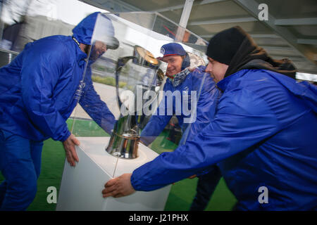 Bydgoszcz, Polen. 23. April 2017. Ein Tour-Bus zur Förderung der kommenden u-21 UEFA Fußball-Europameisterschaft wird auf der Mühle Insel gesehen. Im Juli wird eine der wichtigsten Städte Gastgeber des Turniers Bydgoszcz. Bildnachweis: Jaap Aires/Alamy Live-Nachrichten Stockfoto