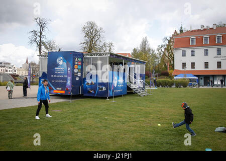 Bydgoszcz, Polen. 23. April 2017. Ein Tour-Bus zur Förderung der kommenden u-21 UEFA Fußball-Europameisterschaft wird auf der Mühle Insel gesehen. Im Juli wird eine der wichtigsten Städte Gastgeber des Turniers Bydgoszcz. Bildnachweis: Jaap Aires/Alamy Live-Nachrichten Stockfoto