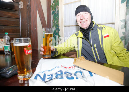 Bydgoszcz, Polen. 23. April 2017. Ein Mann wird mit einem Bier in der Kneipe Amsterdam vor der Teilnahme in der 5 km Stadt Geburtstag am 23. April 2017 laufen gesehen. Bildnachweis: Jaap Aires/Alamy Live-Nachrichten Stockfoto