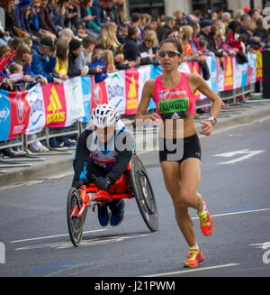 St. Jame's Park, London, UK. 23 Apr, 2017. Tausende Teil in der 37 London Marathon Credit: Alan Fraser/alamy leben Nachrichten Stockfoto