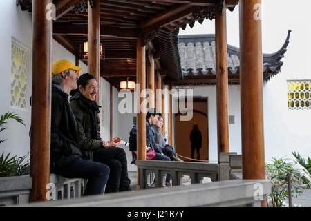 (170423)--NEW YORK, 23. April 2017 (Xinhua)--Besucher ausruhen im Zick-Zack-Gang im Astor Court im Metropolitan Museum of Art in New York, Vereinigte Staaten, 21. April 2017. Auf einem Hof im Garten des Meisters der Netze oder Wang Shi-Yuan auf Chinesen, in Suzhou Stadt Chinas modelliert, wurde die Astor Court oder Ming Xuan von einem Team von 26 chinesischen Handwerkern fertiggestellt und eröffnet für die Öffentlichkeit im Jahr 1981. Es ist die erste permanente Kulturaustausch zwischen den Vereinigten Staaten und China. Obwohl nur eine Fläche von rund 400 Quadratmetern zu besetzen, kennzeichnete das Gericht die Quintessenz der Su Stockfoto