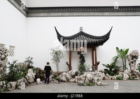 (170423)--NEW YORK, 23. April 2017 (Xinhua)--A Frau Besuche Astor Court im Metropolitan Museum of Art in New York, Vereinigte Staaten, 21. April 2017. Auf einem Hof im Garten des Meisters der Netze oder Wang Shi-Yuan auf Chinesen, in Suzhou Stadt Chinas modelliert, wurde die Astor Court oder Ming Xuan von einem Team von 26 chinesischen Handwerkern fertiggestellt und eröffnet für die Öffentlichkeit im Jahr 1981. Es ist die erste permanente Kulturaustausch zwischen den Vereinigten Staaten und China. Obwohl nur eine Fläche von rund 400 Quadratmetern zu besetzen, kennzeichnete das Gericht die Quintessenz des Suzhou Gärten von Zickzack Stockfoto