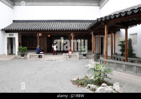 (170423)--NEW YORK, 23. April 2017 (Xinhua)--Menschen besuchen die Astor Court im Metropolitan Museum of Art in New York, Vereinigte Staaten, 21. April 2017. Auf einem Hof im Garten des Meisters der Netze oder Wang Shi-Yuan auf Chinesen, in Suzhou Stadt Chinas modelliert, wurde die Astor Court oder Ming Xuan von einem Team von 26 chinesischen Handwerkern fertiggestellt und eröffnet für die Öffentlichkeit im Jahr 1981. Es ist die erste permanente Kulturaustausch zwischen den Vereinigten Staaten und China. Obwohl nur eine Fläche von rund 400 Quadratmetern zu besetzen, kennzeichnete das Gericht die Quintessenz des Suzhou Gärten von Zick-Zack-co Stockfoto