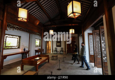 (170423)--NEW YORK, 23. April 2017 (Xinhua)--Menschen besuchen die Astor Court im Metropolitan Museum of Art in New York, Vereinigte Staaten, 21. April 2017. Auf einem Hof im Garten des Meisters der Netze oder Wang Shi-Yuan auf Chinesen, in Suzhou Stadt Chinas modelliert, wurde die Astor Court oder Ming Xuan von einem Team von 26 chinesischen Handwerkern fertiggestellt und eröffnet für die Öffentlichkeit im Jahr 1981. Es ist die erste permanente Kulturaustausch zwischen den Vereinigten Staaten und China. Obwohl nur eine Fläche von rund 400 Quadratmetern zu besetzen, kennzeichnete das Gericht die Quintessenz des Suzhou Gärten von Zick-Zack-co Stockfoto