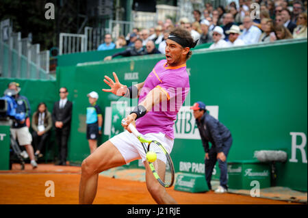 Roquebrune-Cap-Martin, in Monte Carlo. 23. April 2017. Rafael Nadal aus Spanien kehrt den Ball zu seinem Landsmann Albert Ramos-Vinolas während ihrer Endspiel auf der ATP World Tour Masters Monte Carlo in Roquebrune-Cap-Martin, 23. April 2017. Rafael Nadal gewann mit 2: 0 und holte sich den Titel. Bildnachweis: Xinhua/Alamy Live-Nachrichten Stockfoto