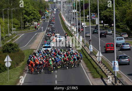 Zagreb, Kroatien. 23. April 2017. Während die sechste Etappe der internationalen Rennen Radtour Kroatien 2017 in Zagreb, Hauptstadt Kroatiens, 23. April 2017 konkurrieren Radfahrer. Die internationalen Rennen Radtour Kroatien 2017 fand in ganz Kroatien zwischen 18. April bis 23. 2017 statt. Bildnachweis: Igor Kralj/Xinhua/Alamy Live-Nachrichten Stockfoto