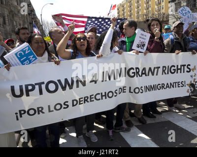 New York City, NY, USA. 23. April 2017. Hunderte von Demonstranten versammelten sich in Harlem zu sammeln und zu marschieren vom W.145th St., Inwood in The Uptown März für Einwanderer. Demonstranten forderten ein Ende der Haft und Abschiebung, Zusammenarbeit zwischen ICE und der lokalen Polizei, die Trennung von Familien, die muslimischen Verbot, die Wand und die Kriminalisierung von Einwanderern. Bildnachweis: Ethel Wolvovitz/Alamy Live-Nachrichten Stockfoto