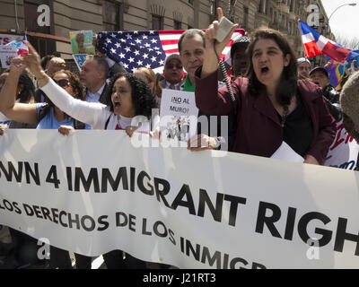 New York City, NY, USA. 23. April 2017. Hunderte von Demonstranten versammelten sich in Harlem zu sammeln und zu marschieren vom W.145th St., Inwood in The Uptown März für Einwanderer. Demonstranten forderten ein Ende der Haft und Abschiebung, Zusammenarbeit zwischen ICE und der lokalen Polizei, die Trennung von Familien, die muslimischen Verbot, die Wand und die Kriminalisierung von Einwanderern. Bildnachweis: Ethel Wolvovitz/Alamy Live-Nachrichten Stockfoto