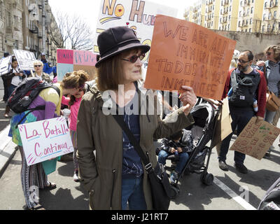 New York City, NY, USA. 23. April 2017. Hunderte von Demonstranten versammelten sich in Harlem zu sammeln und zu marschieren vom W.145th St., Inwood in The Uptown März für Einwanderer. Demonstranten forderten ein Ende der Haft und Abschiebung, Zusammenarbeit zwischen ICE und der lokalen Polizei, die Trennung von Familien, die muslimischen Verbot, die Wand und die Kriminalisierung von Einwanderern. Bildnachweis: Ethel Wolvovitz/Alamy Live-Nachrichten Stockfoto