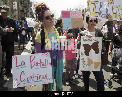 New York City, NY, USA. 23. April 2017. Hunderte von Demonstranten versammelten sich in Harlem zu sammeln und zu marschieren vom W.145th St., Inwood in The Uptown März für Einwanderer. Demonstranten forderten ein Ende der Haft und Abschiebung, Zusammenarbeit zwischen ICE und der lokalen Polizei, die Trennung von Familien, die muslimischen Verbot, die Wand und die Kriminalisierung von Einwanderern. Bildnachweis: Ethel Wolvovitz/Alamy Live-Nachrichten Stockfoto