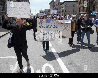 New York City, NY, USA. 23. April 2017. Hunderte von Demonstranten versammelten sich in Harlem zu sammeln und zu marschieren vom W.145th St., Inwood in The Uptown März für Einwanderer. Demonstranten forderten ein Ende der Haft und Abschiebung, Zusammenarbeit zwischen ICE und der lokalen Polizei, die Trennung von Familien, die muslimischen Verbot, die Wand und die Kriminalisierung von Einwanderern. Bildnachweis: Ethel Wolvovitz/Alamy Live-Nachrichten Stockfoto