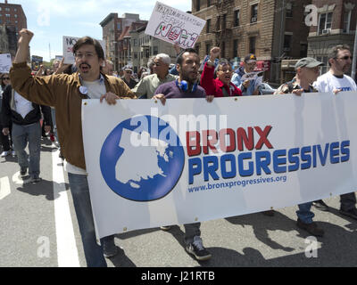 New York City, NY, USA. 23. April 2017. Hunderte von Demonstranten versammelten sich in Harlem zu sammeln und zu marschieren vom W.145th St., Inwood in The Uptown März für Einwanderer. Demonstranten forderten ein Ende der Haft und Abschiebung, Zusammenarbeit zwischen ICE und der lokalen Polizei, die Trennung von Familien, die muslimischen Verbot, die Wand und die Kriminalisierung von Einwanderern. Bildnachweis: Ethel Wolvovitz/Alamy Live-Nachrichten Stockfoto