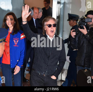 Tokio, Japan. 23. April 2017. Paul McCartney, Nancy Shevell, Tokyo, Japan, 23. April 2017: Sir Paul McCartney und seine Frau Nancy Shevell kommen am Tokyo International Airport in Tokio, Japan, am 23. April 2017. Bildnachweis: Aflo Co. Ltd./Alamy Live-Nachrichten Stockfoto