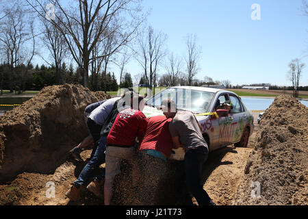 Courtland, Kanada. 23. April 2017. Schlamm-Fans aus aller Welt machten auf die Gopher-Dünen in Norfolk Ontario heute. Die Strecke bestand aus 5 Mud-Pits, 2 Felsen Gruben und einer Spur durch den Wald. Die Hochleistungs-persönliche Fahrzeuge Versuche um den mudded Bereich zu löschen. Falls vorhanden, die die LKWs steckengeblieben, gab es ein Traktor neben der Grube bereit, aus dem Schlamm zu ziehen. Am Ende des Tages ging jeder nach Hause glücklich, obwohl es Motoren, gebrochene Achsen und Reifen, die kam aus dem LKW geblasen wurde. Bildnachweis: Luke Durda/Alamy Live-Nachrichten Stockfoto