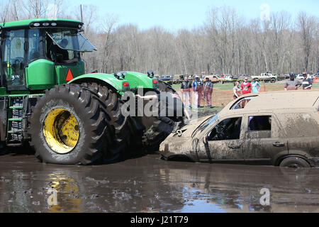 Courtland, Kanada. 23. April 2017. Schlamm-Fans aus aller Welt machten auf die Gopher-Dünen in Norfolk Ontario heute. Die Strecke bestand aus 5 Mud-Pits, 2 Felsen Gruben und einer Spur durch den Wald. Die Hochleistungs-persönliche Fahrzeuge Versuche um den mudded Bereich zu löschen. Falls vorhanden, die die LKWs steckengeblieben, gab es ein Traktor neben der Grube bereit, aus dem Schlamm zu ziehen. Am Ende des Tages ging jeder nach Hause glücklich, obwohl es Motoren, gebrochene Achsen und Reifen, die kam aus dem LKW geblasen wurde. Bildnachweis: Luke Durda/Alamy Live-Nachrichten Stockfoto