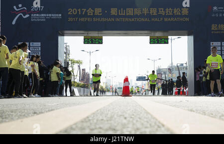 Hefei, Hefei, China. 23. April 2017. Hefei, CHINA-23 April 2017: (nur zur redaktionellen Verwendung. CHINA HERAUS). Ein behinderte Läufer nimmt Teil am Halbmarathon in Heifei, der ostchinesischen Provinz Anhui, 23. April 2017. Bildnachweis: SIPA Asien/ZUMA Draht/Alamy Live-Nachrichten Stockfoto