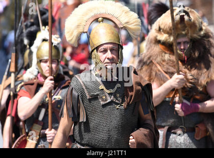 (170424) - Rom, 24. April 2017 (Xinhua)--Künstler beteiligen sich an einer Parade in Rom, Hauptstadt Italiens, 23. April 2016. Die Stadt Rom gedreht 2770 Freitag nach der legendären Gründung von Romulus 753 v. Chr.. Man feiert die Geburt von Rom mit Umzügen in Tracht, Re-enacting die Taten des alten römischen Reiches, entlang der alten römischen Ruinen von Kolosseum, Circus Maximus, Forum Romanum und Venedig Platz. (Xinhua/Alberto Lingria) (Zy) Stockfoto