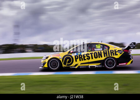 Melbourne, Australien. 23. April 2017. MELBOURNE, Australien-23 APRIL: Lee Holdsworth 18 fahren für Charlie Schwerkolt Racing/Preston mieten Racing während der 2017 WD-40 Phillip Insel 500, Australien am 23. April 2017. : Bildnachweis Dave Hewison: Dave Hewison Sport/Alamy Live-Nachrichten Stockfoto