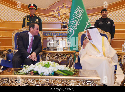 Riyadh, Riyadh, Saudi Arabien. 23. April 2017. Saudi-Arabiens König Salman bin Abdulaziz al-Saud Treffen mit der ägyptische Präsident Abdel Fattah al-Sisi in der Hauptstadt Riad am 23. April 2017 Credit: ägyptische Präsident Büro/APA Bilder/ZUMA Draht/Alamy Live News Stockfoto