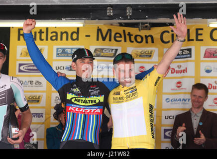 Rutland, UK. 23. April 2017. Rutland - Melton CiCLE Classic 2017. Foto: Metaltek-Kuota Dan Fleeman (links) gibt sein gelbe Trikot an einem Kollegen. Foto von Dan Matthams Fotografie. Bildnachweis: Daniel Matthams/Alamy Live-Nachrichten Stockfoto