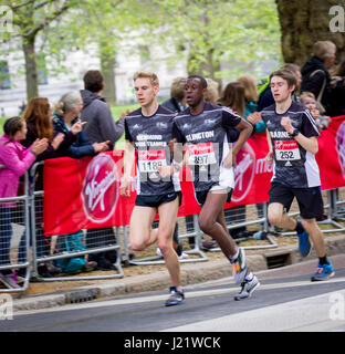 St James' Park, London, UK. 23 Apr, 2017. Tausende beteiligen sich an der 37 London Marathon Credit: Alan Fraser/Alamy leben Nachrichten Stockfoto