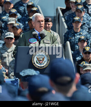 Mike Pence, USS Ronald Reagan, Yokosuka, Kanagawa, Japan, 19. April 2017: US-Vizepräsident Mike Pence spricht mit amerikanischen und japanischen Soldaten auf dem Flugdeck der US-Marine nuklear angetriebene Flugzeugträger USS Ronald Reagan bei US-Flotte Aktivitäten Yokosuka in Yokosuka, Präfektur Kanagawa, Japan am 19. April 2017. Bildnachweis: AFLO/Alamy Live-Nachrichten Stockfoto